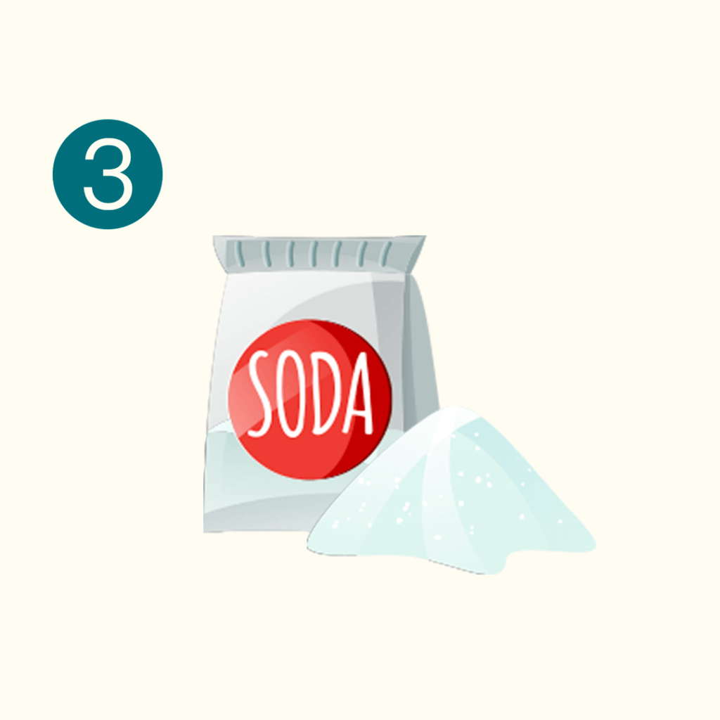 使用小蘇打粉與水以 2:1 調成糊狀，塗抹在泛黃位置以去除衣服黃斑。